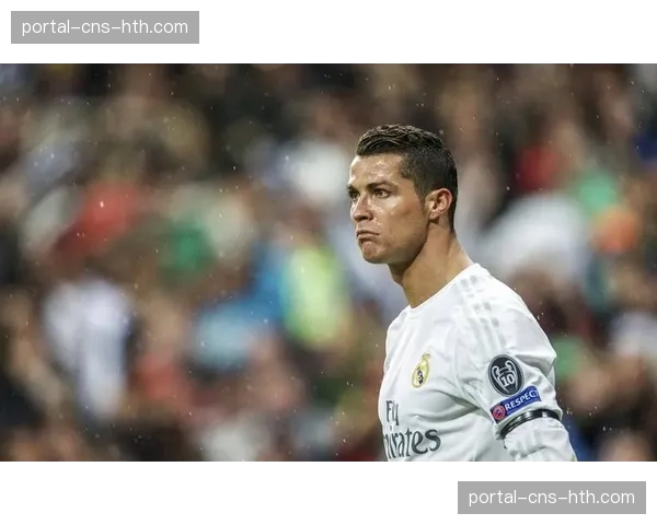 坐在替补席上的C罗，专注观看皇马比赛