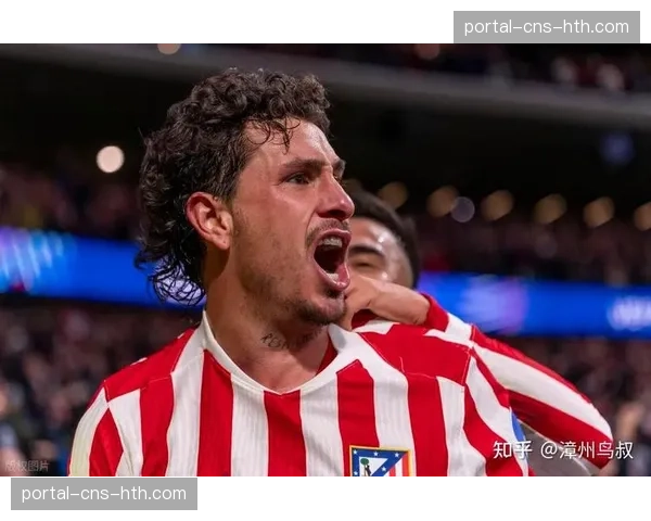 特写:终场哨响,马洛卡门将拉伊科维奇振臂庆祝保级关键胜利 特写:终场哨响,马洛卡门将拉伊科维奇振臂庆祝保级关键胜利